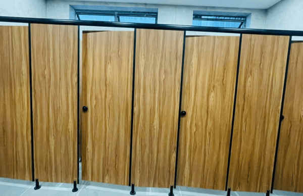 Thi công vách ngăn vệ sinh Compact cho chung cư