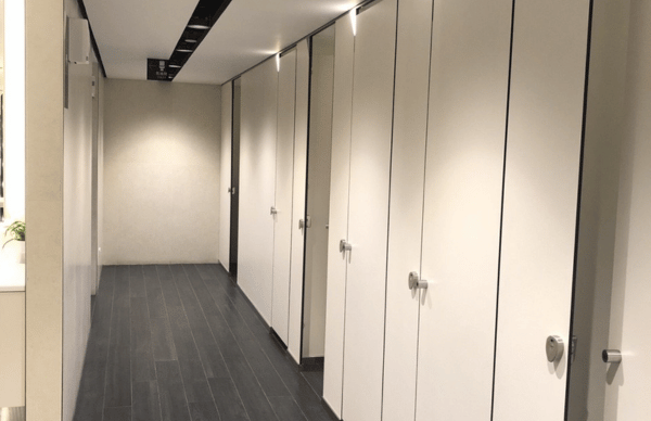 Thi công vách vệ sinh Compact HPL cho resort, khu nghỉ dưỡng, khu du lịch