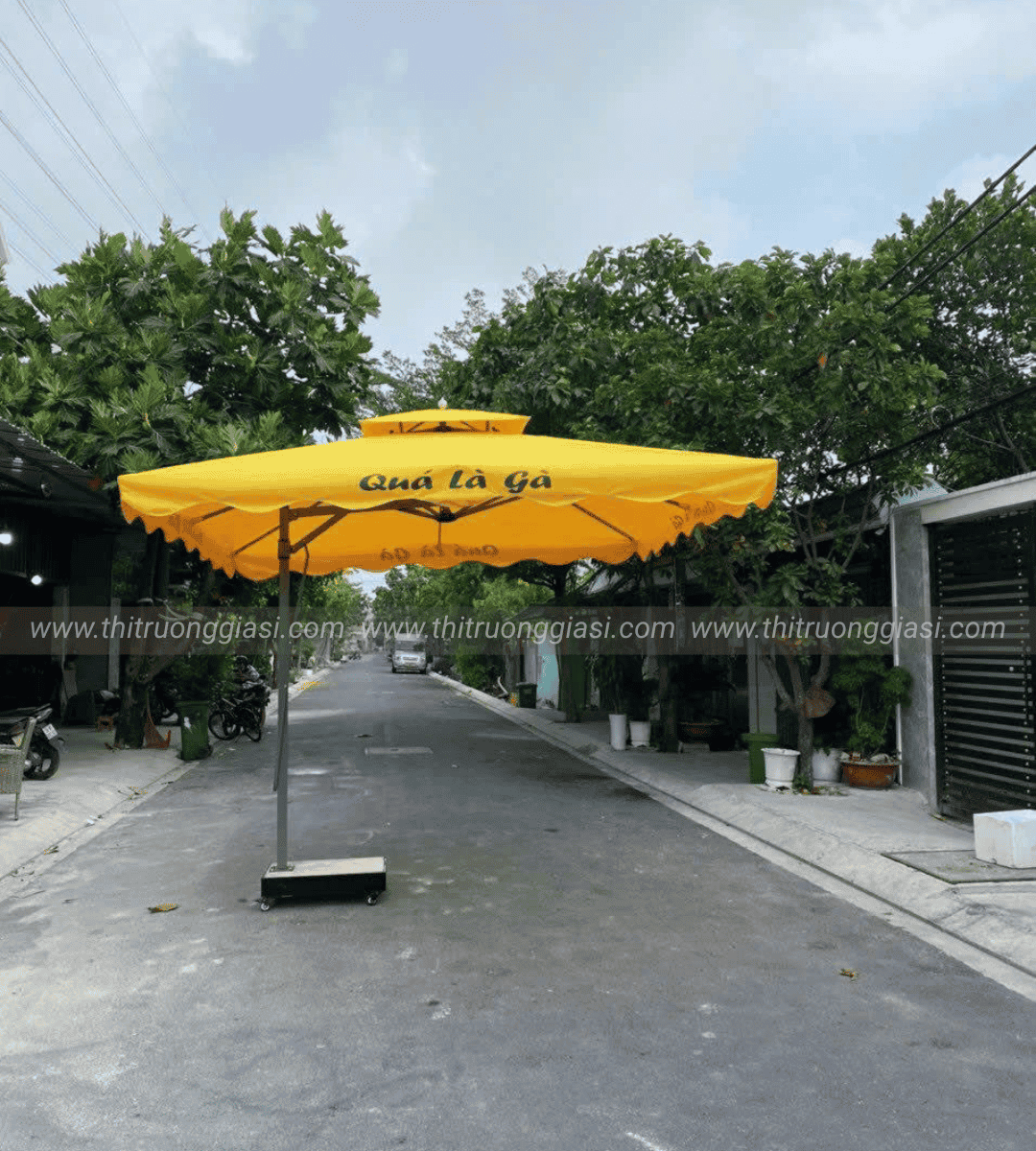 Dù Cafe Lệch Vuông 2.5m – Giải Pháp Che Nắng Gọn Gàng, Tiện Lợi Cho Quán Ngoài Trời